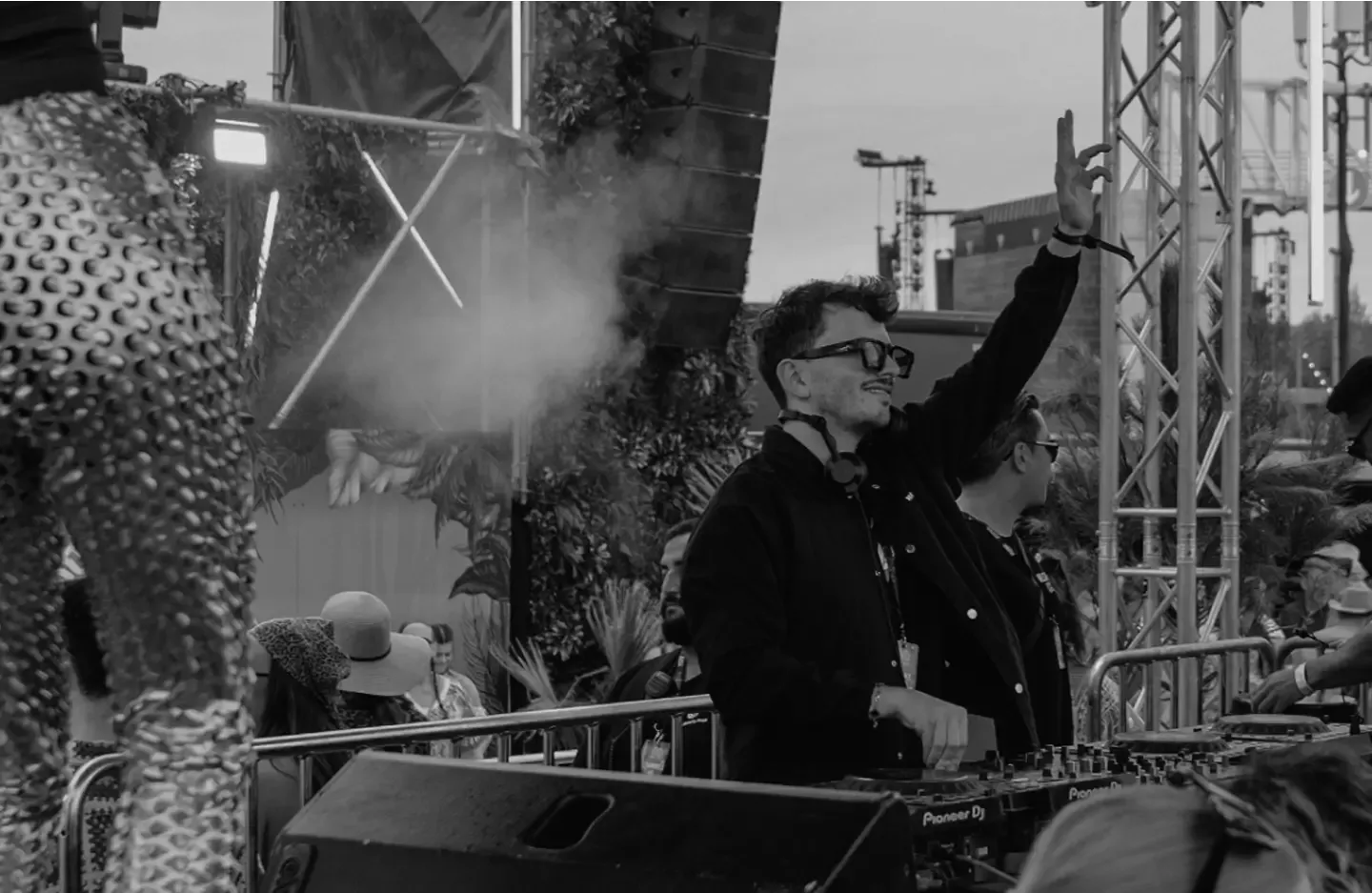 DJ-Pult in Bewegung, Hände am Mixer