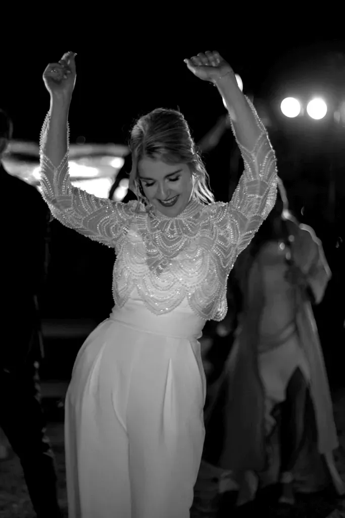 Braut tanzt ausgelassen auf ihrer Hochzeit