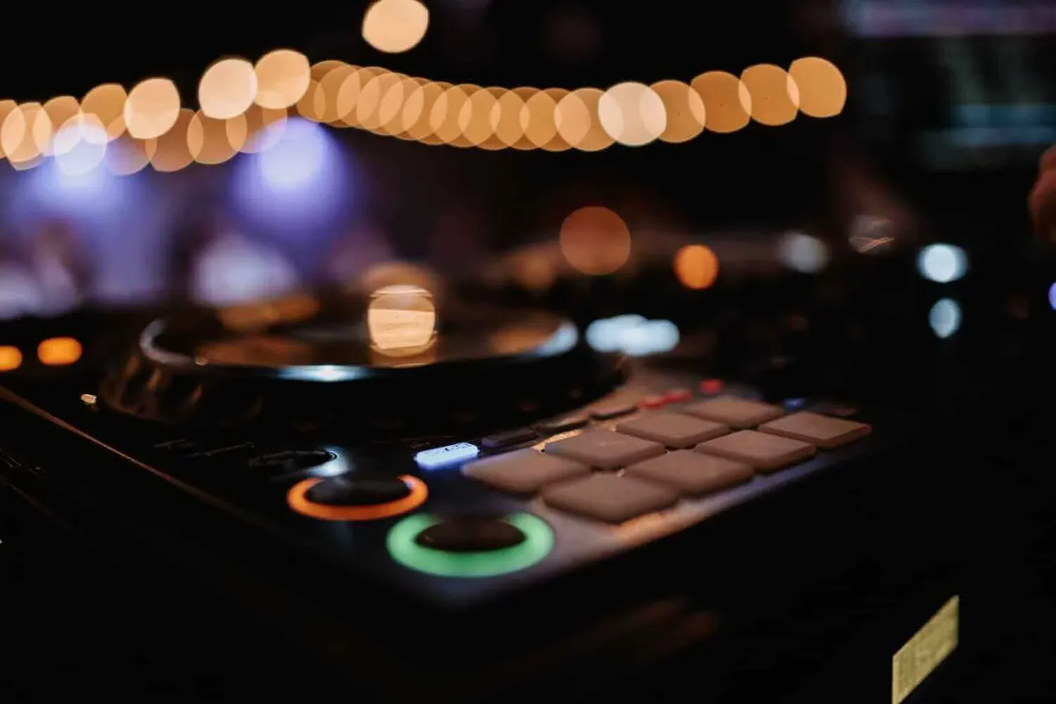 Blick über die Tanzfläche zum DJ-Pult